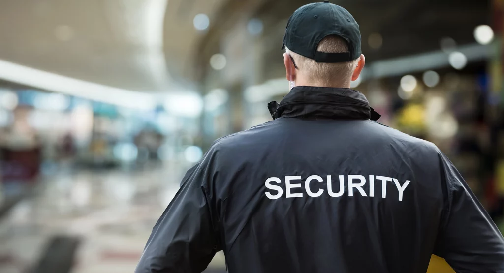 Leistungen NSS Nürnberger Sicherheit und Service GmbH Sicherheitsdienste und Ordnungsdienste - Wachmann mit Security-Jacke